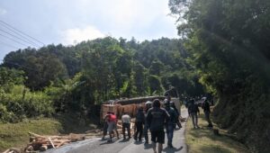 Detik-detik Truk Bermuatan Kayu Palet Terguling di Buniwangi