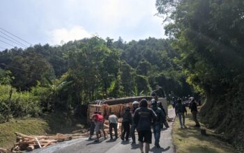 Kecelakaan lalu lintas tunggal terjadi di Jalan Raya Palabuhanratu–Cikidang, tepatnya di Desa Buniwangi, Kecamatan Palabuhanratu, Kabupaten Sukabumi, Senin (8/9/2025) sekitar pukul 10.00 WIB.(Foto : Nandi Radar Sukabumi)