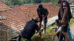 Reflektor di Pinggir Jurang: Inovasi Mahasiswa KKN untuk Mitigasi Bencana