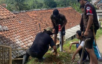 Mahasiswa Kuliah Kerja Nyata (KKN) Kelompok 35 Universitas Nusa Putra melaksanakan kegiatan pemasangan reflektor sebagai upaya mitigasi bencana dan pencegahan kecelakaan di Desa Margalaksana, Kecamatan Cikakak, Kabupaten Sukabumi, pada Jumat dan Sabtu, 28–29 Agustus 2025.