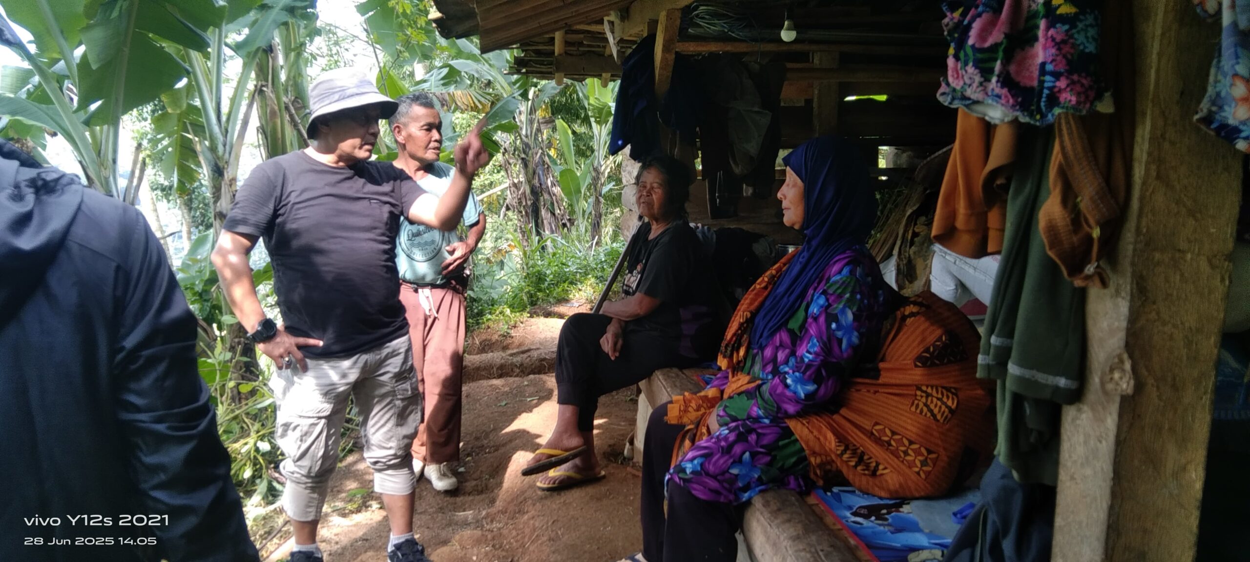 Sebuah video berdurasi 53 detik yang memperlihatkan kondisi memprihatinkan seorang warga Kampung Balekambang, RT 15/RW 07, Kedusunan Suradita, Desa Ciengang, Kecamatan Gegerbitung, Kabupaten Sukabumi, viral di media sosial.