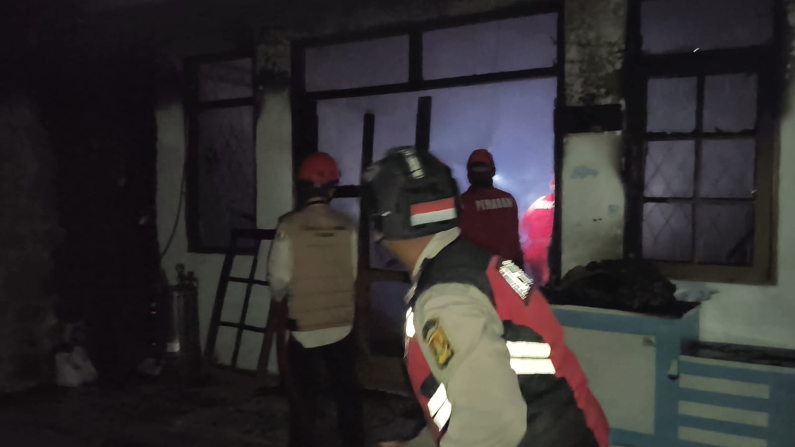 DIPADAMKAN : Petugas gabungan saat berupaya memadamkan api yang membakar bangunan laundry di Al-Bayyan Boarding School, di Kampung Cikiwul, Desa Sekarwangi, Kecamatan Cibadak, Kabupaten Sukabumi mendadak gempar, Sabtu (20/9) malam.