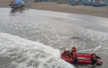 FOTO : NANDI/ RADARSUKABUMI Tim Sar gabungan saat melakukan upaya pencarian terhadap wisatawan hilang tenggelsam di Pantai Kebon Kalapa, Kecamatan Cisolok, Kabupaten Sukabumi.
