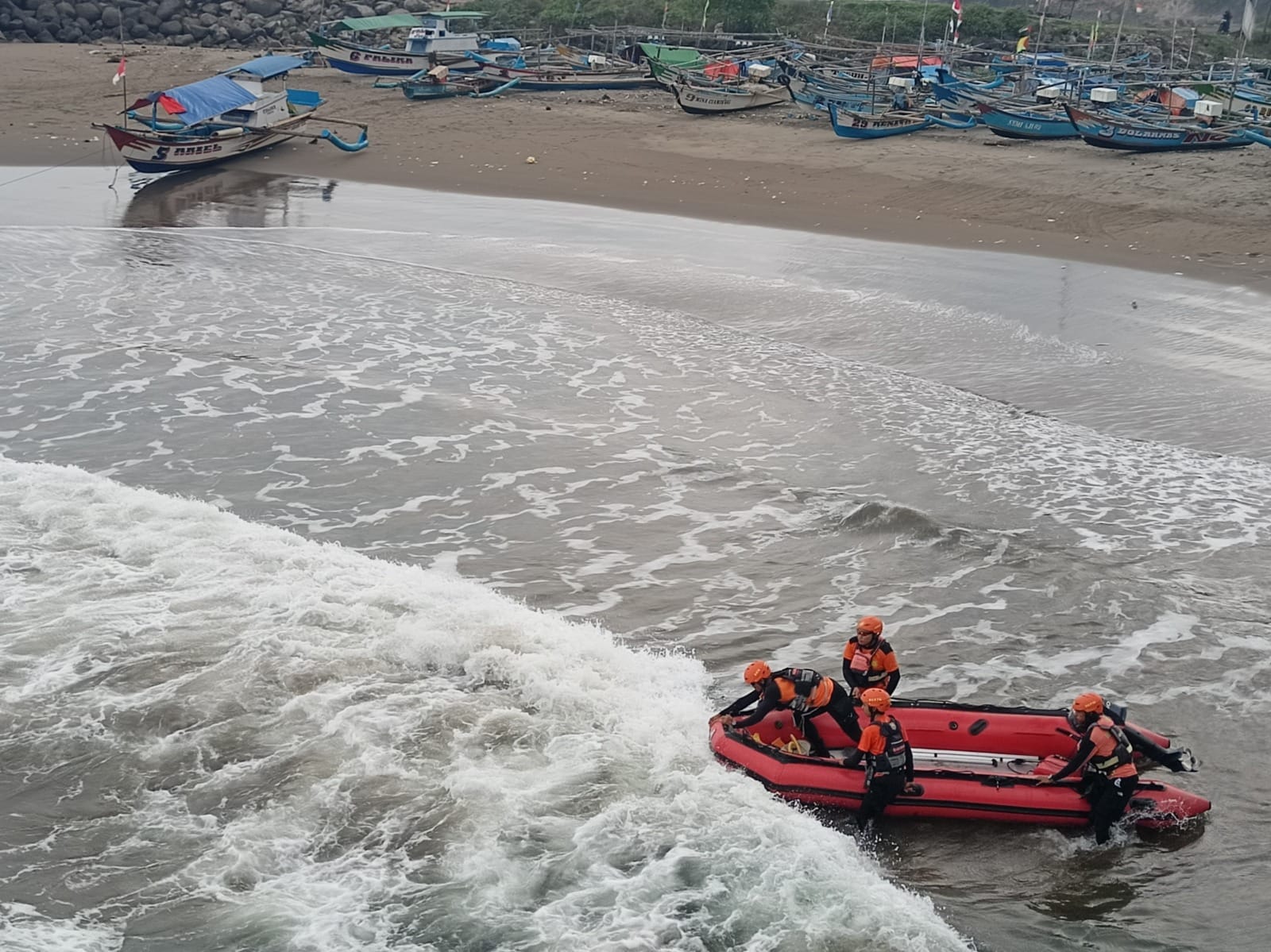 FOTO : NANDI/ RADARSUKABUMI Tim Sar gabungan saat melakukan upaya pencarian terhadap wisatawan hilang tenggelsam di Pantai Kebon Kalapa, Kecamatan Cisolok, Kabupaten Sukabumi.