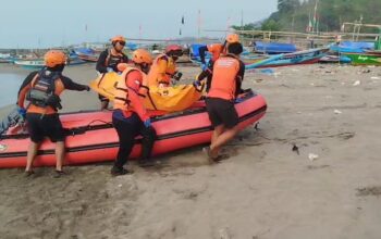 tim SAR gabungan berhasil menemukan jasad Awwal Salas Al Faruq (20), wisatawan asal Jakarta yang tenggelam di Pantai Kebon Kalapa, Kecamatan Cisolok, Kabupaten Sukabumi.