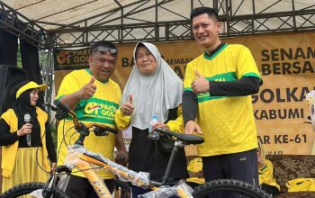 Ribuan warga memadati Lapangan Sepak Bola Sawit Tunggal, Desa Pasangrahan, Kecamatan Sagaranten, Kabupaten Sukabumi, Minggu (28/9),
