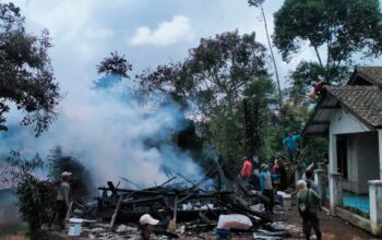 Kebakaran hebat melanda sebuah rumah milik Pepe (57), warga Kampung Puncak Manis, RT 009/RW 004, Desa Sukamanah, Kecamatan Gegerbitung, Kabupaten Sukabumi, pada Senin (29/9) siang.