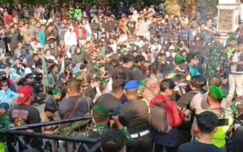 Ratusan mahasiswa gelar aksi demo di gedung DPRD Purwakarta, Senin (1/9). (foto: Radar Sukabumi)
