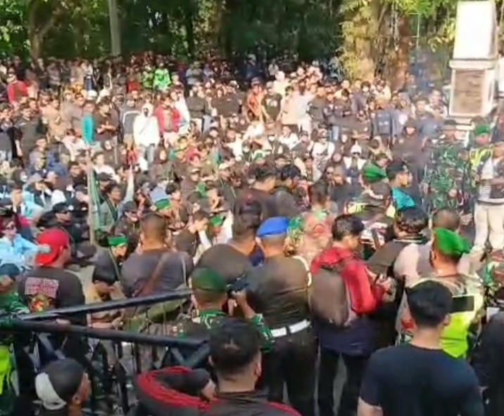 Ratusan mahasiswa gelar aksi demo di gedung DPRD Purwakarta, Senin (1/9). (foto: Radar Sukabumi)