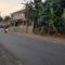 Salah satu titik di ruas jalan Purwakarta - Wanayasa yang dipasang papan proyek (kanan jalan), Selasa (2/9). (foto: ron's/ Radar Sukabumi)