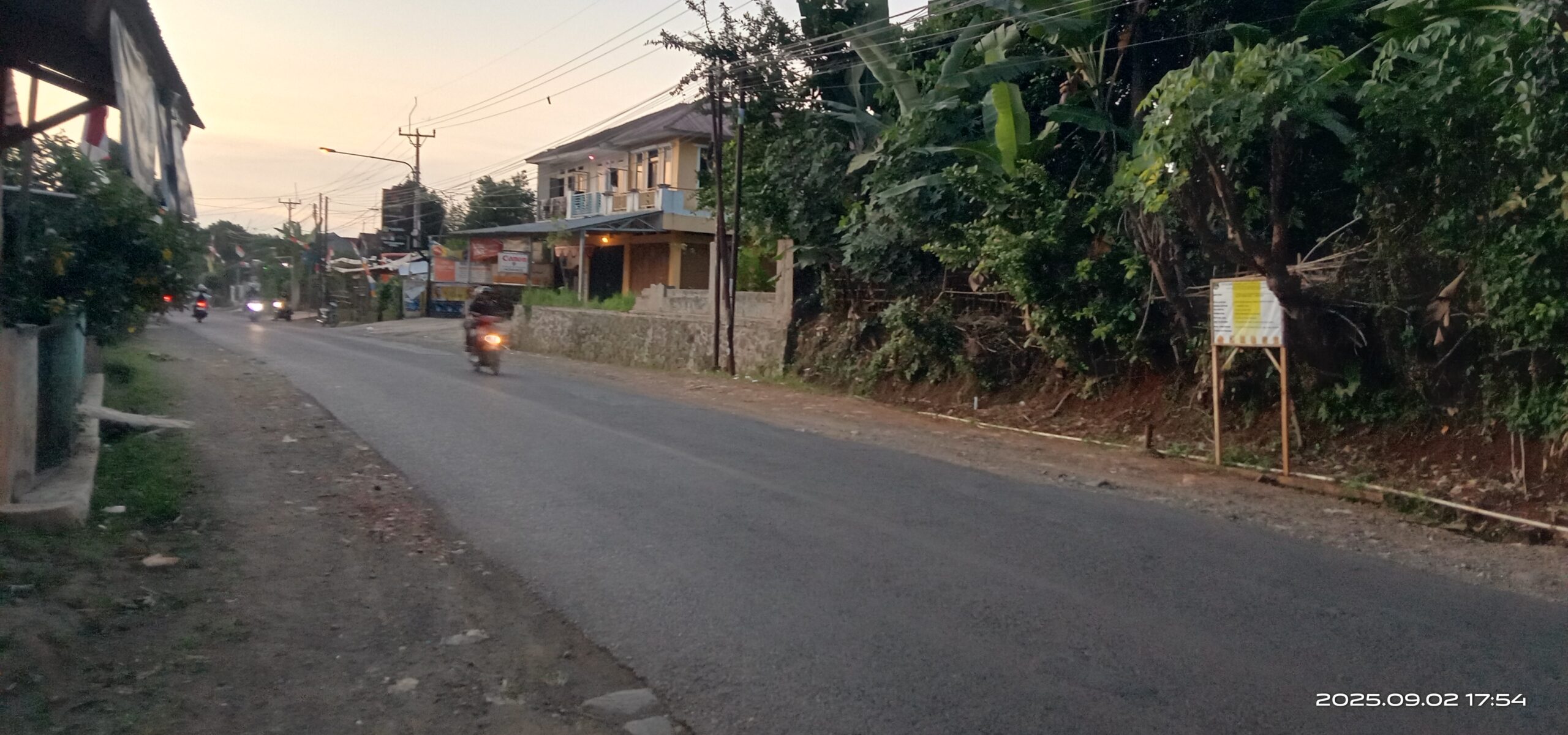 Salah satu titik di ruas jalan Purwakarta - Wanayasa yang dipasang papan proyek (kanan jalan), Selasa (2/9). (foto: ron's/ Radar Sukabumi)