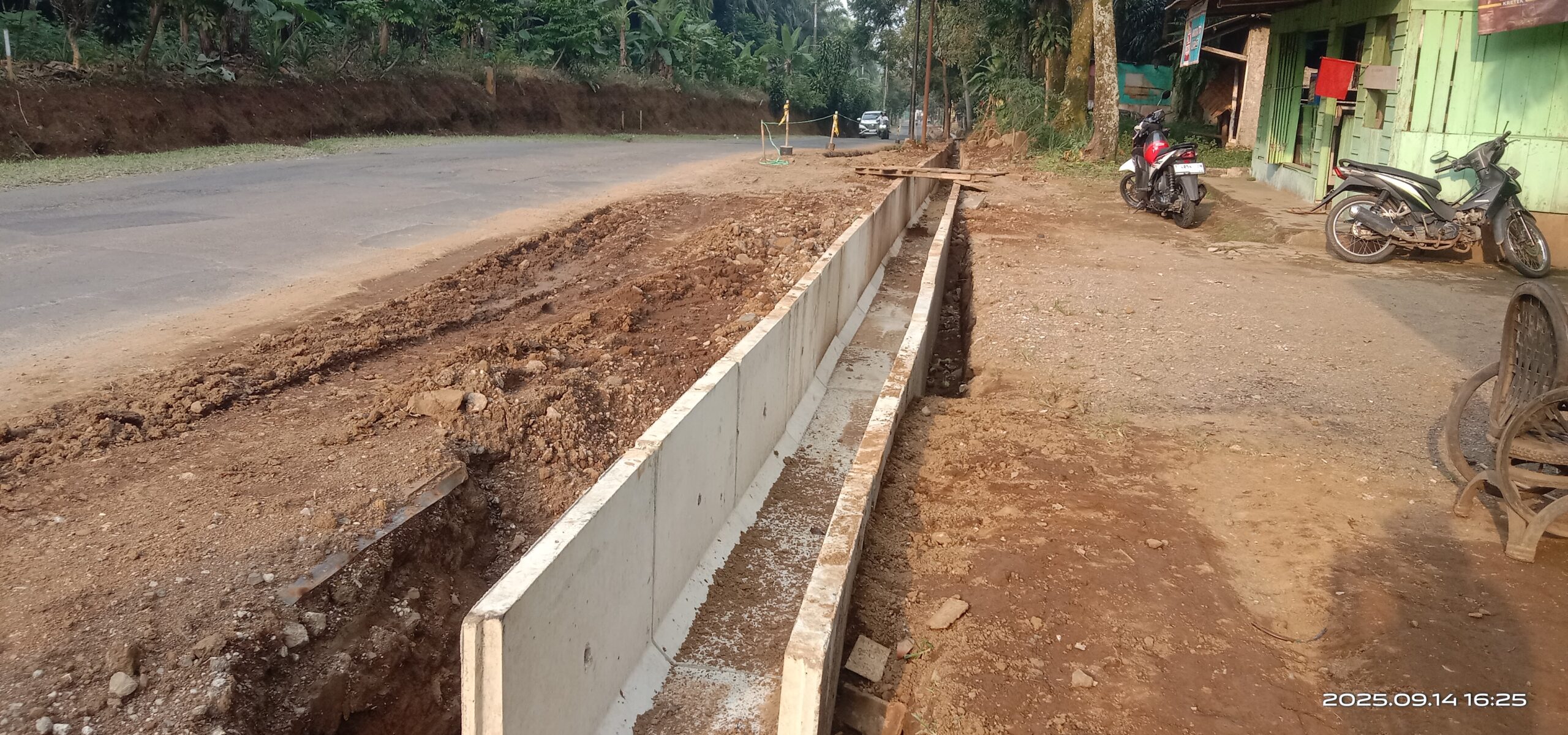 Pembangunan saluran air dan galian, ruas Jalan Cagak batas Purwakarta/Subang, di Kecamatan Sagalaherang. (foto: ron's/ Radar Sukabumi)