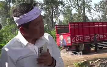 Gubernur Jabar Dedi Mulyadi saat telepon Kepala UPTD PJJ WP III, Muhtar Jalaludin. (foto: tangkap layar video @KDM Channel)
