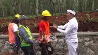 Gubernur Jabar Dedi Mulyadi, saat memberikan penegasan kepada pakerja dan mandor proyek. (foto: tangkap layar video @KDM_Channel)