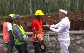Gubernur Jabar Dedi Mulyadi, saat memberikan penegasan kepada pakerja dan mandor proyek. (foto: tangkap layar video @KDM_Channel)
