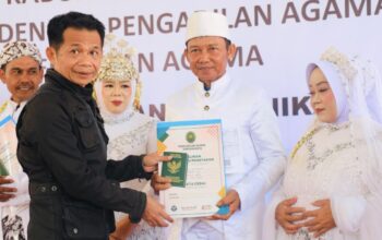 Bupati Purwakarta Saepul Bahri Binzein, serahkan buku nikah. (foto: Ist/simedkom)