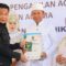 Bupati Purwakarta Saepul Bahri Binzein, serahkan buku nikah. (foto: Ist/simedkom)