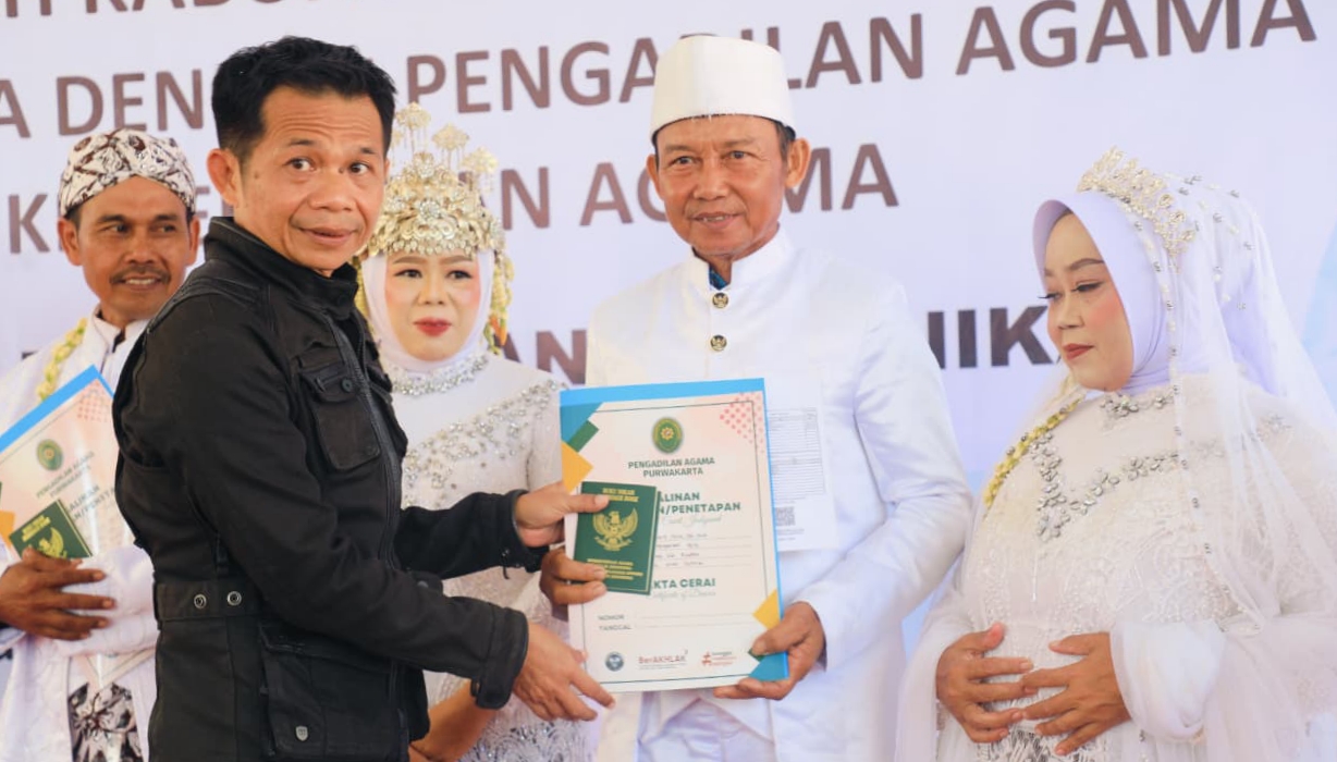 Bupati Purwakarta Saepul Bahri Binzein, serahkan buku nikah. (foto: Ist/simedkom)
