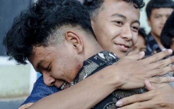 Muhammad Dava Nazril (kiri) siswa kelas XII SMAN 1 Padalarang, terpilih untuk menunaikan ibadah umrah bareng guru. (foto: Ist/Disdik Jabar)