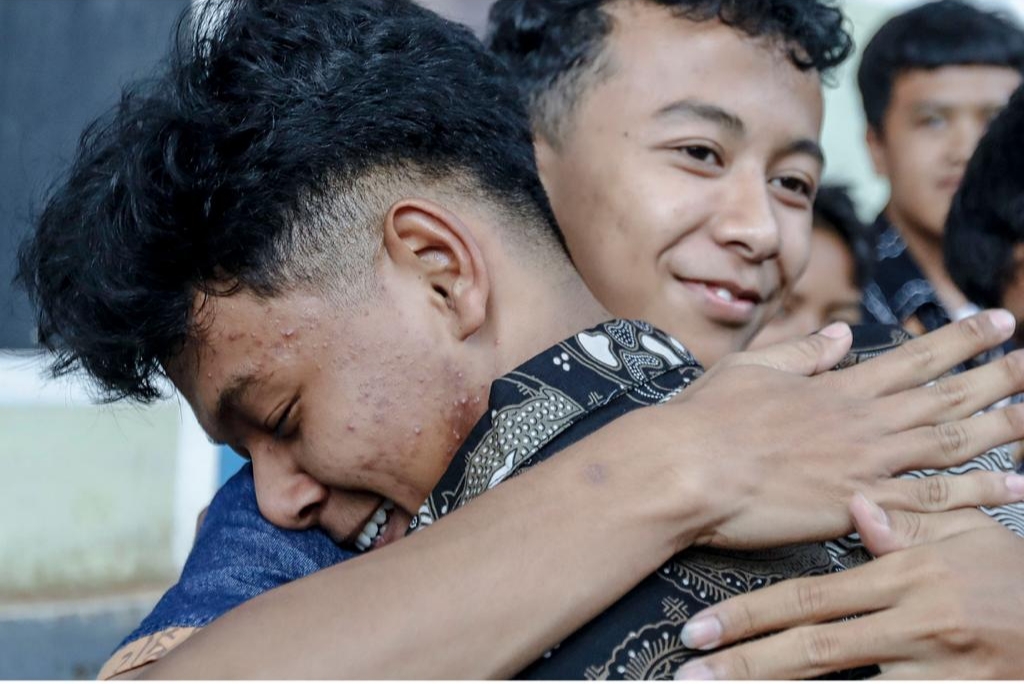 Muhammad Dava Nazril (kiri) siswa kelas XII SMAN 1 Padalarang, terpilih untuk menunaikan ibadah umrah bareng guru. (foto: Ist/Disdik Jabar)