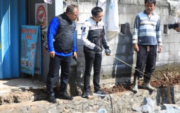 Bupati Purwakarta Saepul Bahri Binzein (tengah) bersama Kadis PUTR, Didi Garnadi (kiri) mengecek proyek. (foto: ist/simedkom)