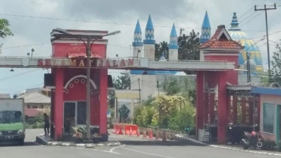 Penarikan retribusi di pintu masuk kawasan wisata Cibodas di Kecamatan Cipanas, Cianjur, Jawa Barat, dhentikan sementara karena banyak dikeluhkan wisatawan yang datang.