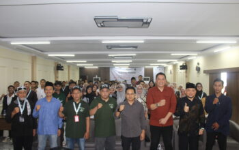 FOTO BERSAMA : Seminar dan Pelatihan Wawasan Kebangsaan yang digelar oleh Kesatuan Bangsa dan Politik (Kesbangpol) Provinsi Jawa Barat bekerja sama dengan Rumah Teduh Yayasan Teduh Insan Kreatif. Kegiatan ini berlangsung pada Minggu (28/9) di Hotel Taman Sari