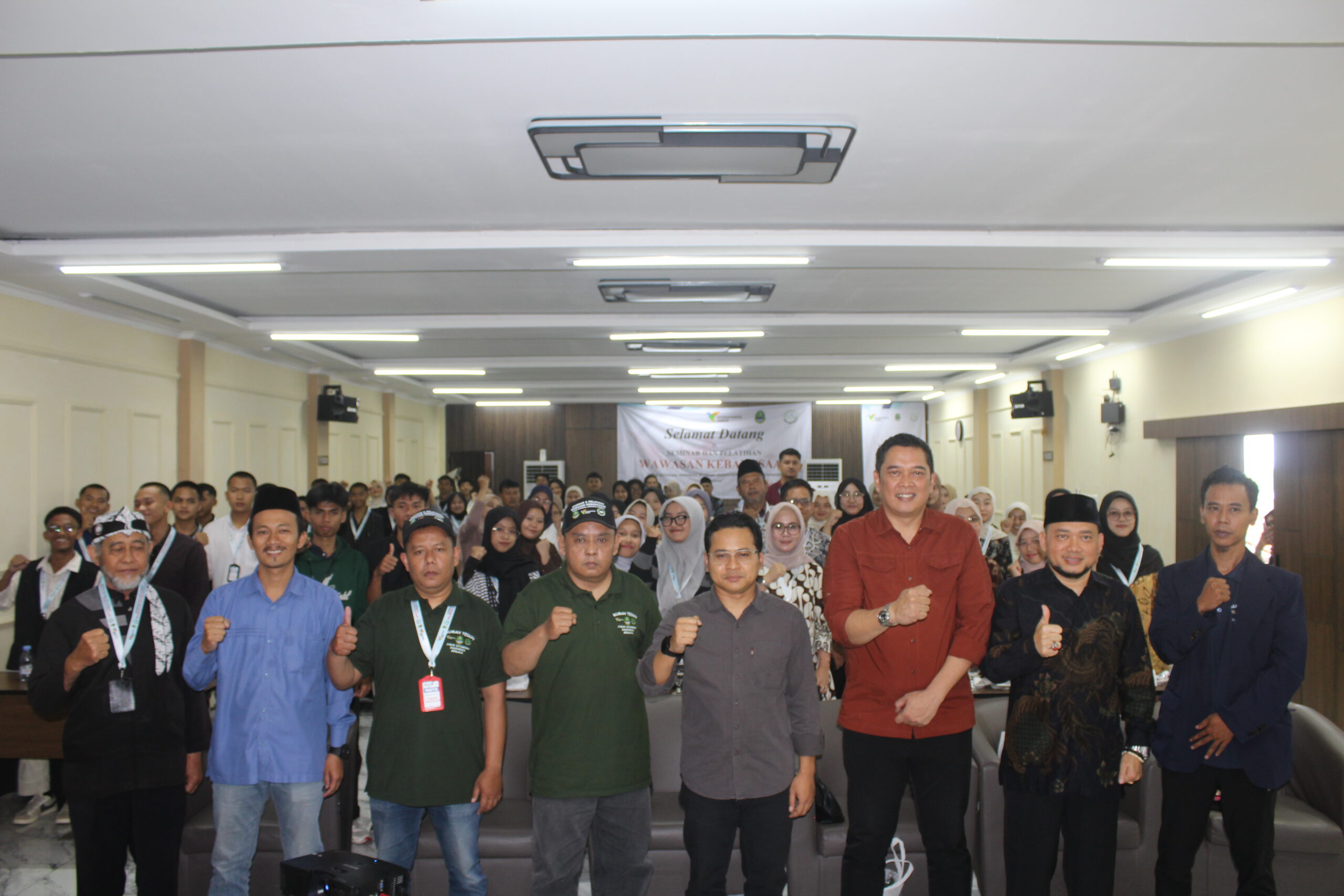 FOTO BERSAMA : Seminar dan Pelatihan Wawasan Kebangsaan yang digelar oleh Kesatuan Bangsa dan Politik (Kesbangpol) Provinsi Jawa Barat bekerja sama dengan Rumah Teduh Yayasan Teduh Insan Kreatif. Kegiatan ini berlangsung pada Minggu (28/9) di Hotel Taman Sari