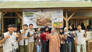 Mahasiswa KKN UMMI Berdayakan UMKM Kicimpring Bu Sinta di Neglasari