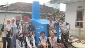 Mahasiswa KKN UMMI Kelompok-15 Bawa Inovasi Pembakaran Sampah Minim Asap di Desa Margaluyu