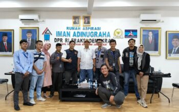 Anggota DPR RI dari Fraksi Demokrat, Iman Adinugraha saat menerima korban pungli rekrutmen kerja di Sukabumi.