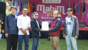 Rektor Nusa Putra University Serahkan SK Ikatan Alumni pada Penutupan MABIM 2025