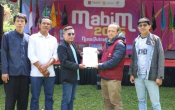 Rektor Nusa Putra University Serahkan SK