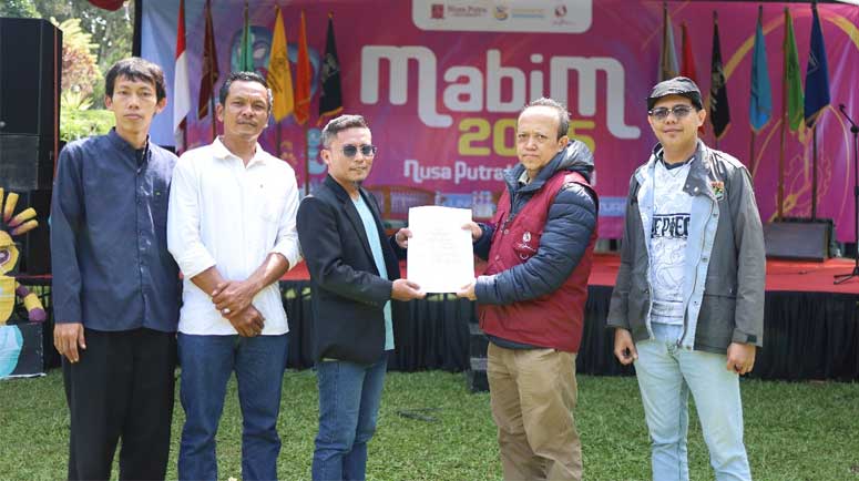 Rektor Nusa Putra University Serahkan SK