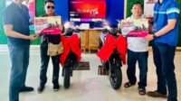 Dua Pelanggan Setia Telkomsel di Bekasi Berhasil Bawa Pulang Motor Honda Genio CBS dari Program Telkomsel POIN