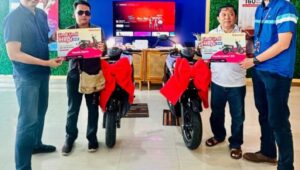 Dua Pelanggan Setia Telkomsel di Bekasi Berhasil Bawa Pulang Motor Honda Genio CBS dari Program Telkomsel POIN