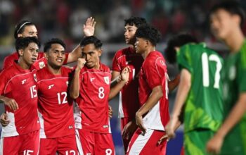 Pesepak bola Timnas Indonesia U-23 Muhammad Rayhan Hannan (ketiga kiri) bersama rekan-rekannya berselebrasi usai membobol gawang Timnas Makau U-23 dalam kualifikasi Grup J Piala Asia U-23 2026 di Stadion Gelora Delta Sidoarjo, Jawa Timur, Sabtu (6/9/2025). (Sigid Kurniawan)