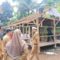 Warga bersama pemerintah dan pihak swasta saat gotong royong pembangunan rumah sehat di Kampung Padangenyang, RT 06/RW 03, Desa Cianaga, Kecamatan Kabandungan, Kabupaten Sukabumi.
