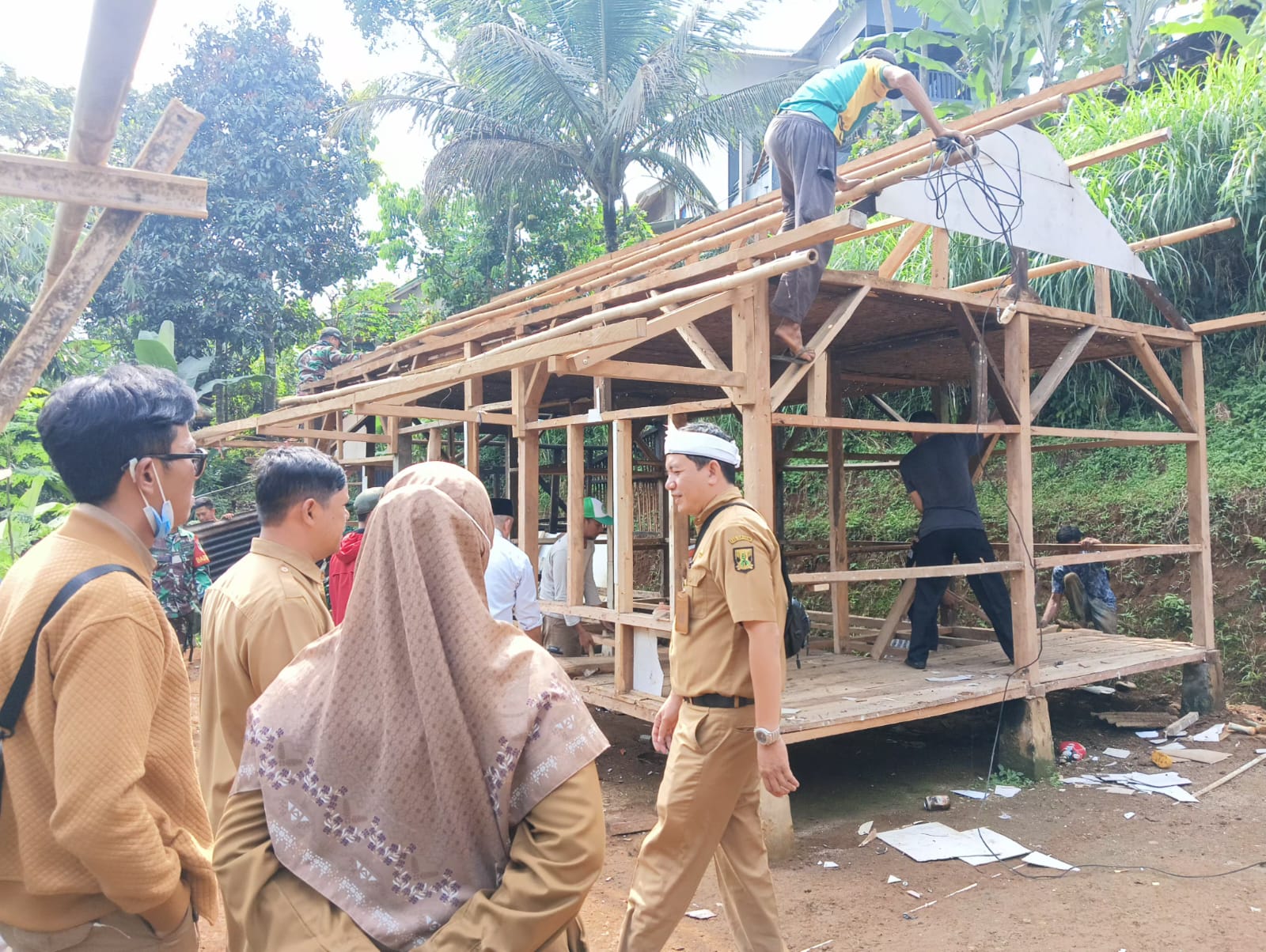 Warga bersama pemerintah dan pihak swasta saat gotong royong pembangunan rumah sehat di Kampung Padangenyang, RT 06/RW 03, Desa Cianaga, Kecamatan Kabandungan, Kabupaten Sukabumi.
