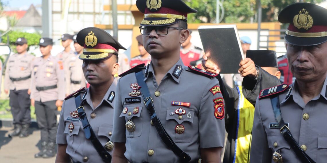 SERRIJAB: Polres Sukabumi Kota menggelar upacara serah terima jabatan (Sertijab) Wakapolres Sukabumi Kota dan pengukuhan Kasat Reskrim di halaman Mapolres Sukabumi Kota, belum lama ini.