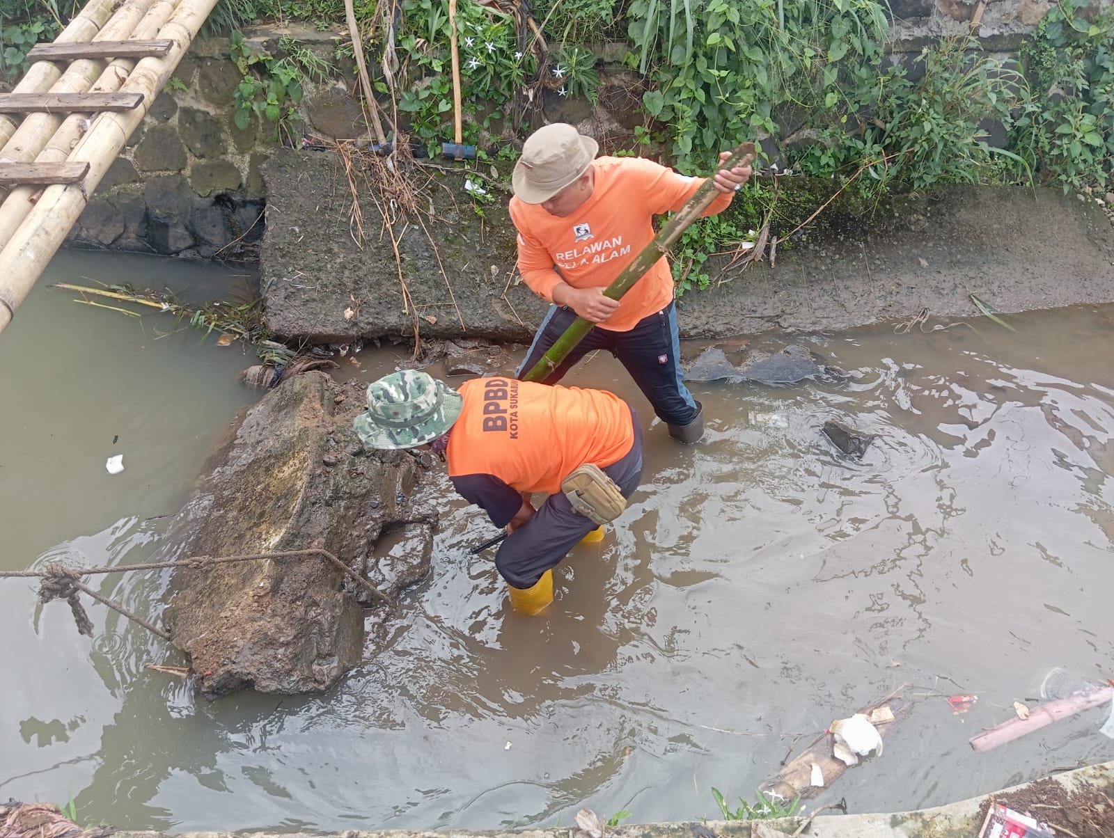 MONITORING: Sejumlah petugas BPBD Kota Sukabumi saat melakukan monitoring wilayah di Kelurahan Cibeureum Hilir, Kecamatan Cibeureum, Minggu (31/8).