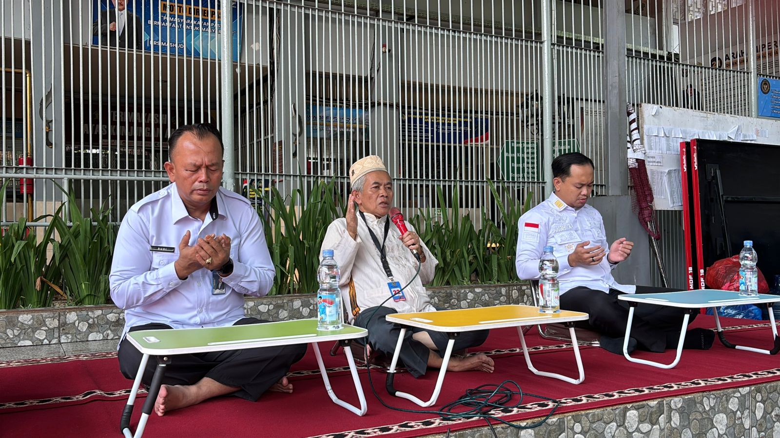 DOA BERSAMA: Lapas Kelas IIB Sukabumi menyelenggarakan doa bersama untuk keselamatan dan kebaikan negeri di lapangan serbaguna Lapas, Senin (1/9).