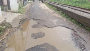 Lubang Menganga di Jalan Sikib, Pengendara Terancam Bahaya
