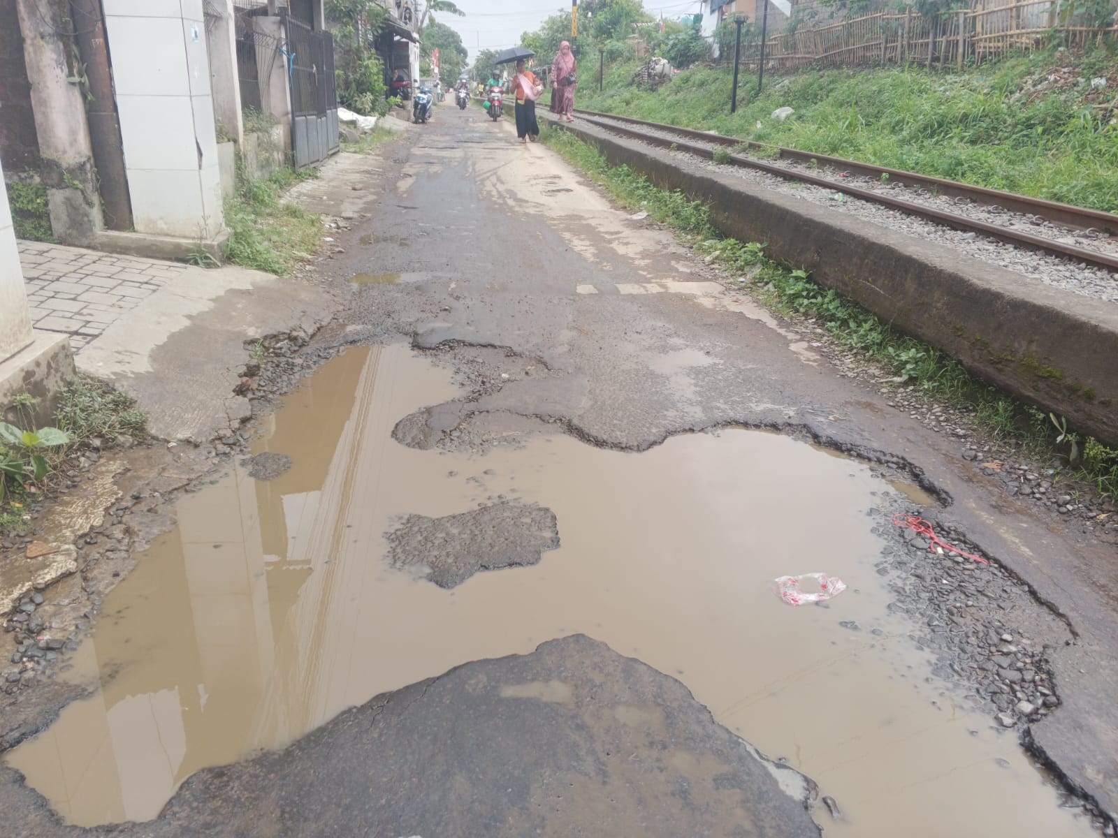 FT: BAMBANG/RADARSUKABUMI PERLU PERBAIKAN: Kondisi ruas Jalan Sikib di Kelurahan Nanggeleng, Kecamatan Citamiang, rusak parah, Senin (1/9).