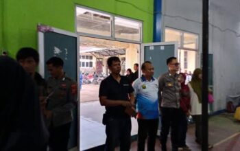 Kasi Kesiswaan SMP Disdik Kabupaten Sukabumi, Devi Indra Kusuma saat meninjau 02SN 2025 di SD Model, Kecamatan Cikembar, belum lama ini.