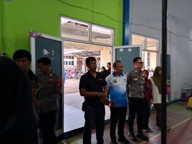 Kasi Kesiswaan SMP Disdik Kabupaten Sukabumi, Devi Indra Kusuma saat meninjau 02SN 2025 di SD Model, Kecamatan Cikembar, belum lama ini.