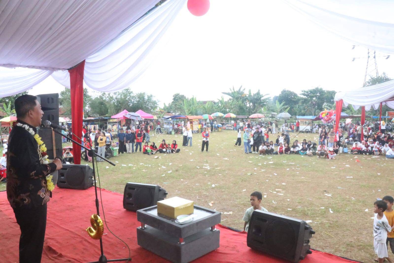 DITINJAU : Wakil Bupati Sukabumi, Andreas saat meninjau pelayanan adminduk di Lapangan Bola PT MINU di Desa Pondokkaso Landeuh, Kecamatan Parungkuda, Kabupaten Sukabumi.