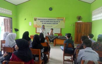 Pejabat Fungsional Pengantar Kerja Ahli Muda pada Disnakertrans Kabupaten Sukabumi, Elly Widianingsih, saat memberikan penyuluhan bimbingan jabatan yang digelar di SMK Nurul Qur’an, Kecamatan Cikakak, Kabupaten Sukabumi, belum lama ini.