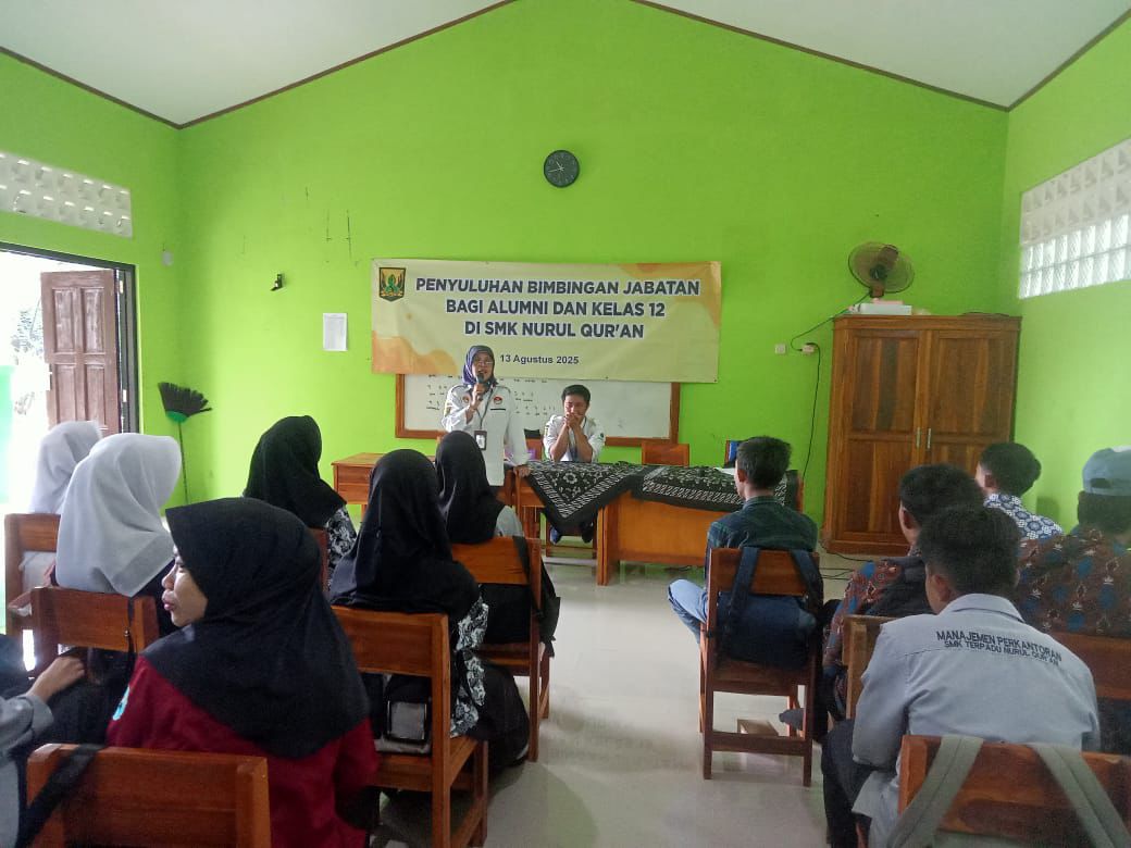 Pejabat Fungsional Pengantar Kerja Ahli Muda pada Disnakertrans Kabupaten Sukabumi, Elly Widianingsih, saat memberikan penyuluhan bimbingan jabatan yang digelar di SMK Nurul Qur’an, Kecamatan Cikakak, Kabupaten Sukabumi, belum lama ini.