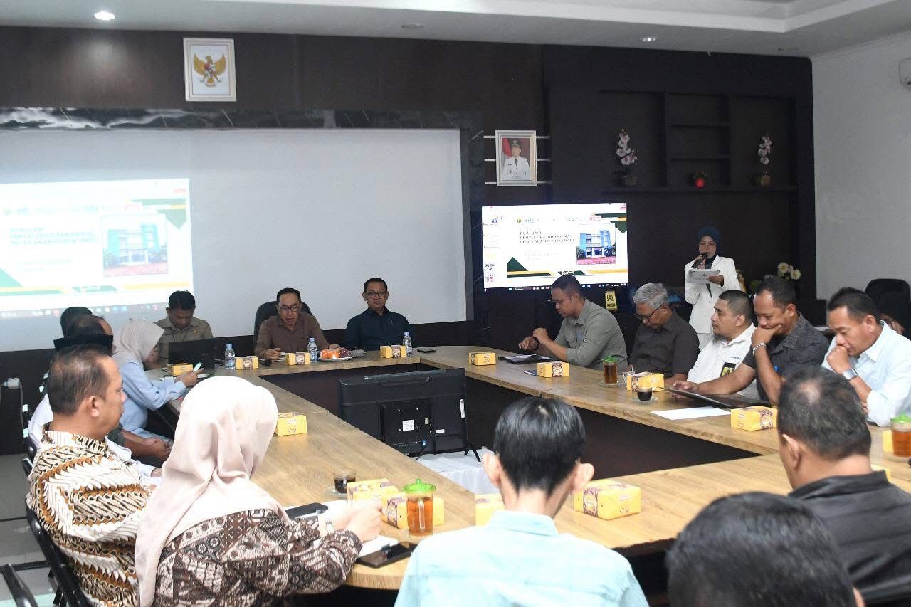 SAMBUTAN : Sekda Kabupaten Sukabumi, Ade Suryaman saat memberikan sambutan pada rakor pengisian kuisioner evaluasi MPP di Aula Kantor DPMPTSP Kabupaten Sukabumi, Senin (01/9)